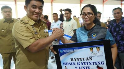 Gubernur Sulawesi Utara Yulius Selvanus menyerahkan bantuan kepada warga di Pulau Miangas, Kabupaten Kepulauan Talaud.